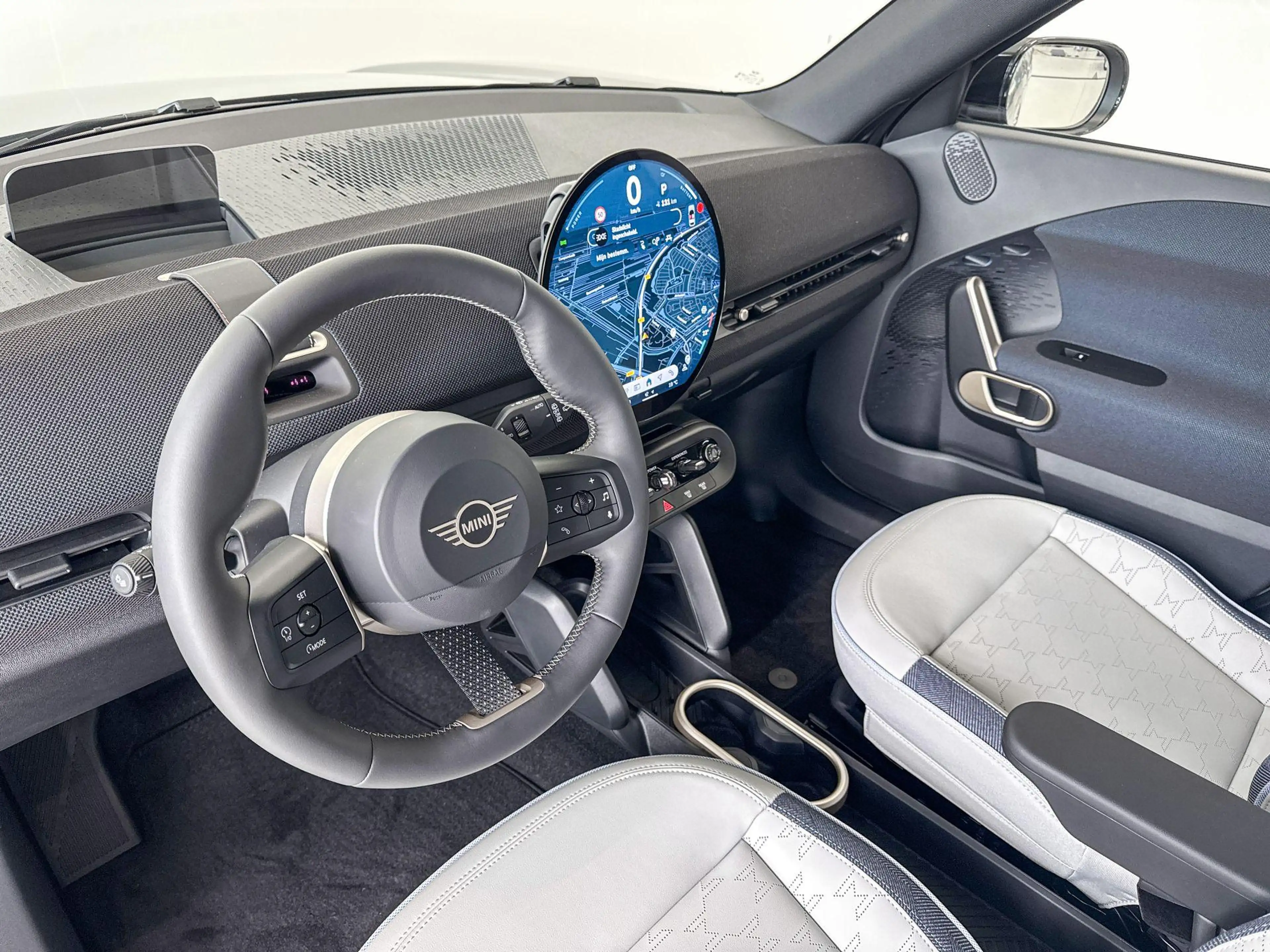 MINI Aceman SE Classic S 54.2 kWh | 18 inch Slide Spoke 2-tone — photo 10