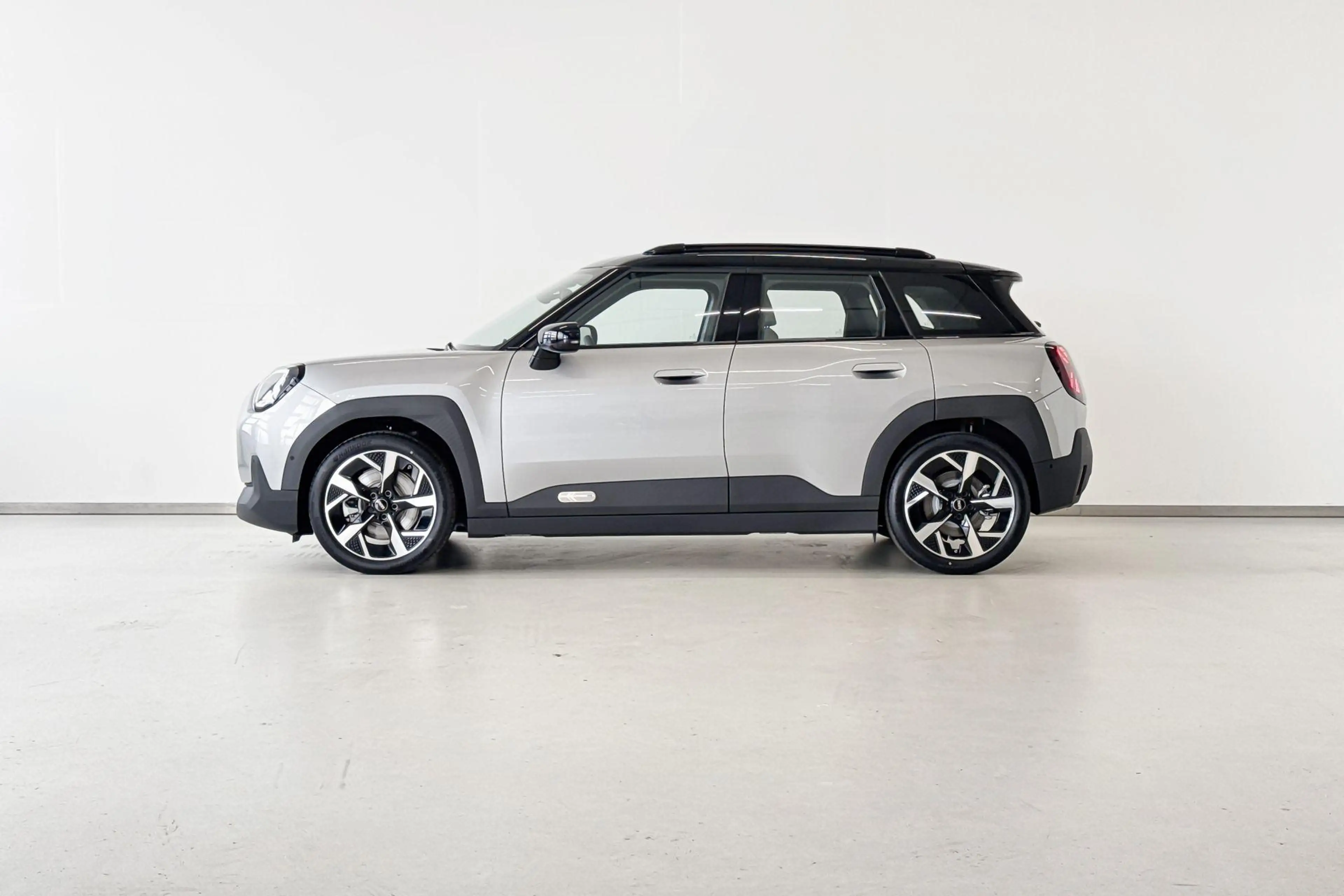 MINI Aceman SE Classic S 54.2 kWh | 18 inch Slide Spoke 2-tone — photo 3