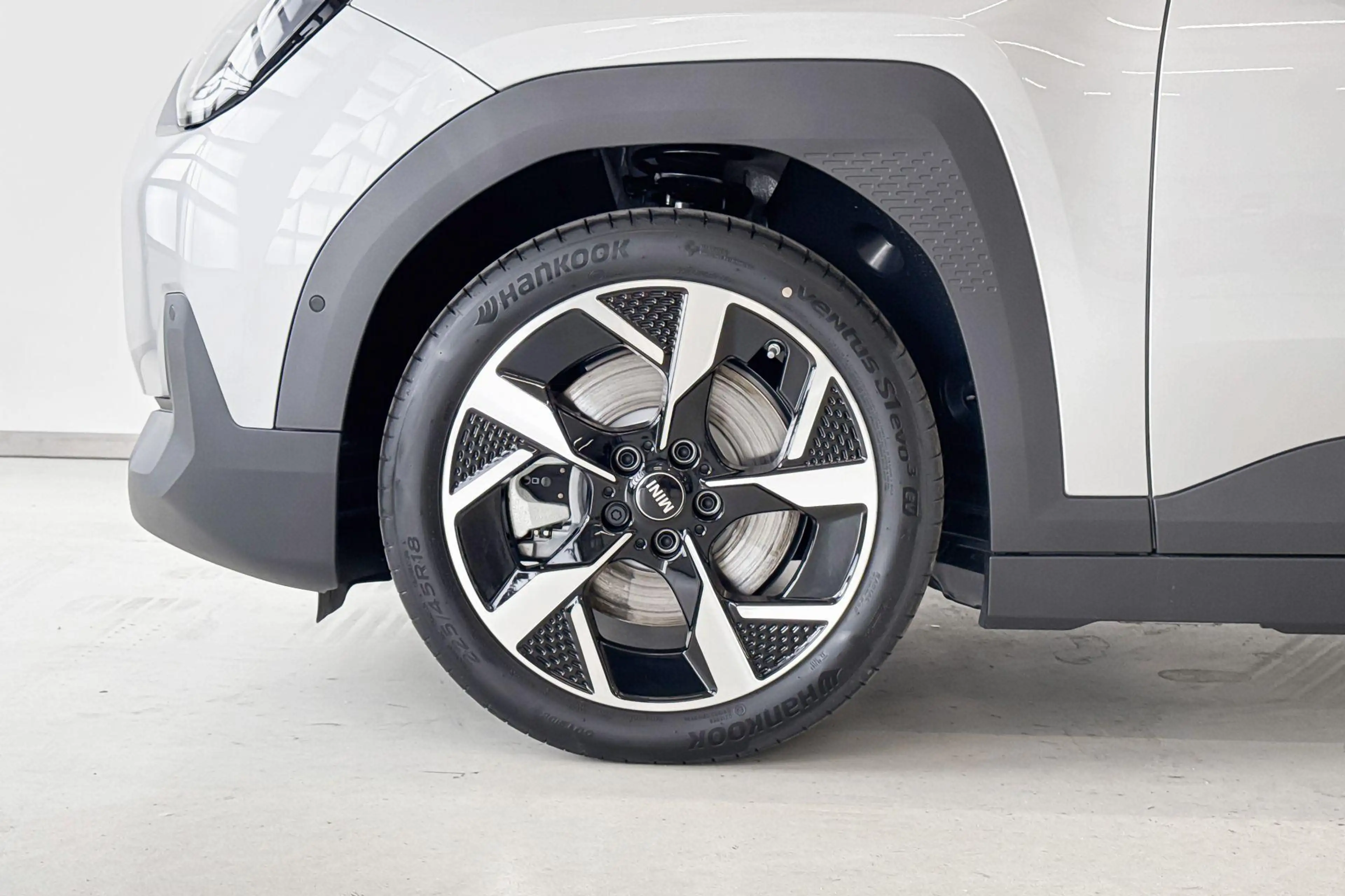 MINI Aceman SE Classic S 54.2 kWh | 18 inch Slide Spoke 2-tone — photo 5