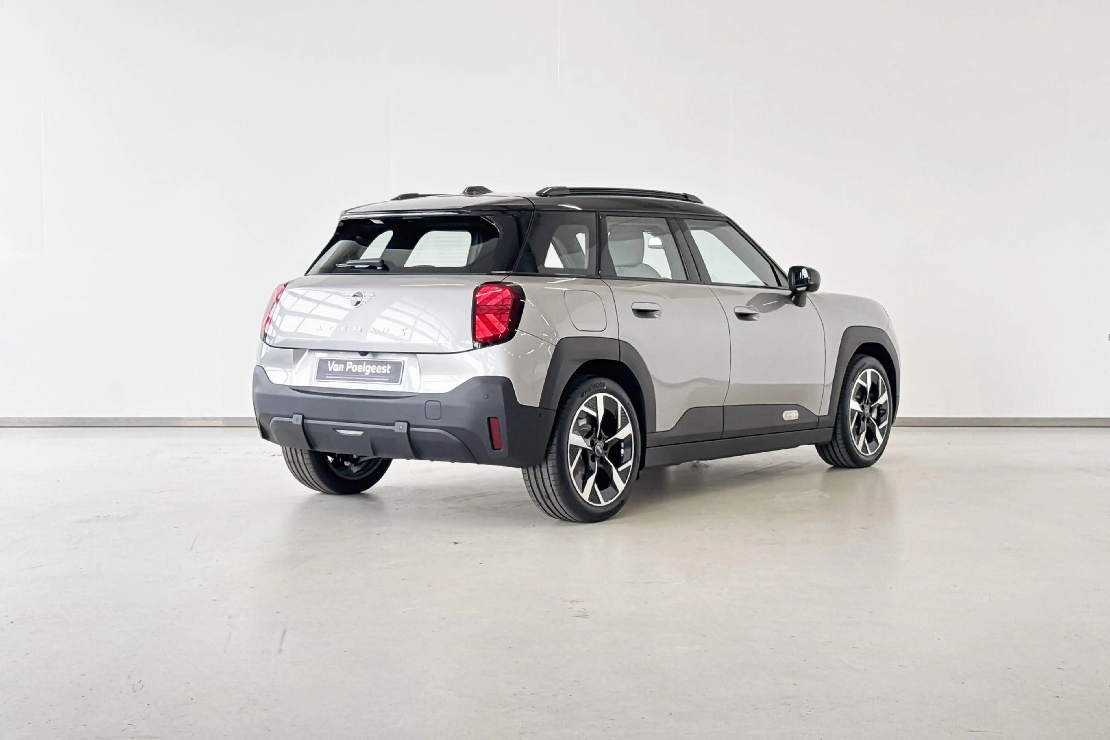 MINI Aceman SE Classic S 54.2 kWh | 18 inch Slide Spoke 2-tone — photo 7