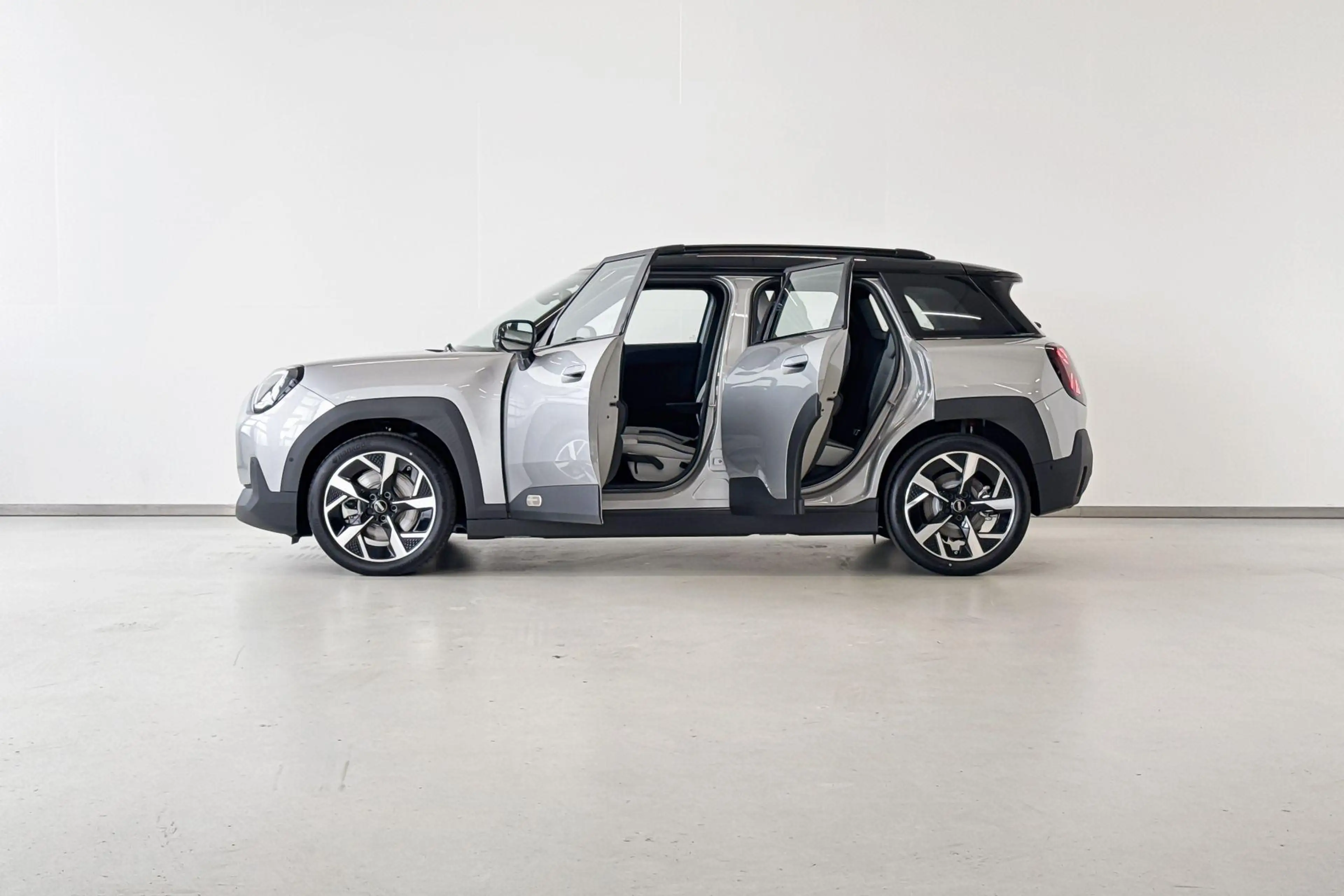 MINI Aceman SE Classic S 54.2 kWh | 18 inch Slide Spoke 2-tone — photo 4