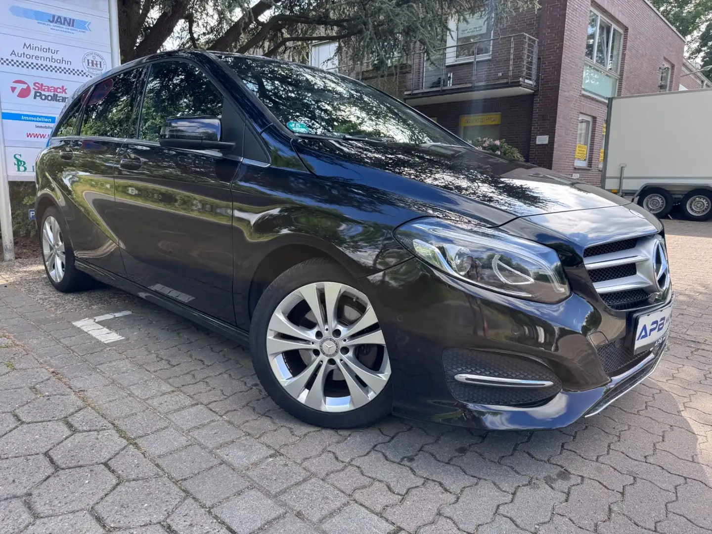 Mercedes-Benz B 180 DCT LED NAVI PARK-ASSIST SHZ PDC AHK TEMPO Noir - 1