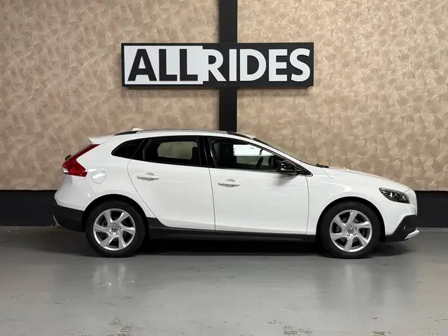Volvo V40 Cross Country view 7