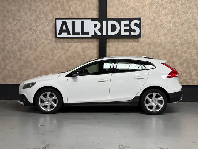 Volvo V40 Cross Country view 4