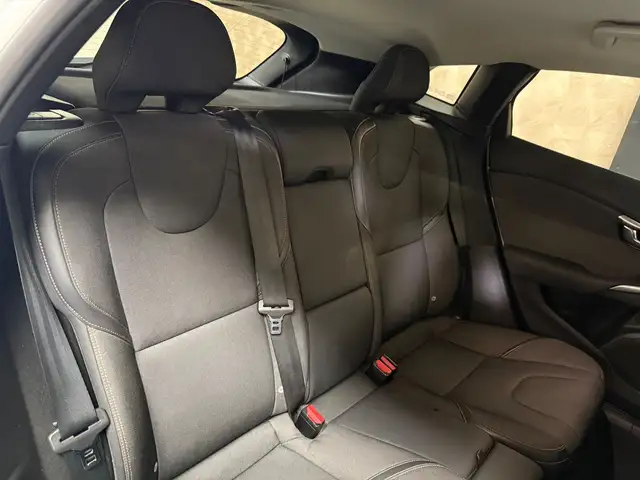 Volvo V40 Cross Country view 11
