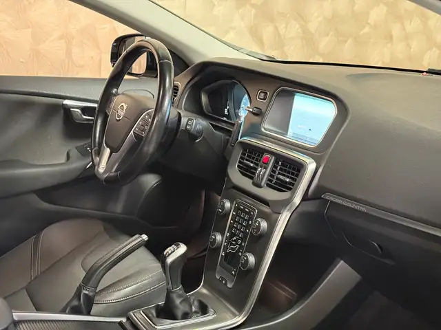 Volvo V40 Cross Country view 12