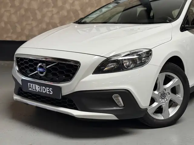 Volvo V40 Cross Country view 2