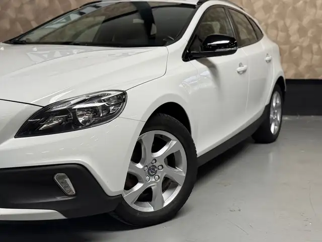 Volvo V40 Cross Country view 3