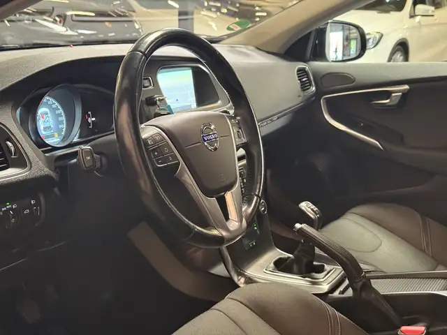 Volvo V40 Cross Country view 14