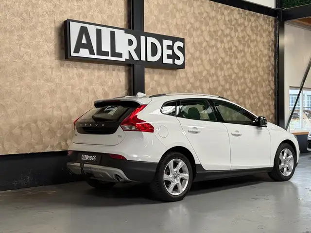 Volvo V40 Cross Country view 8