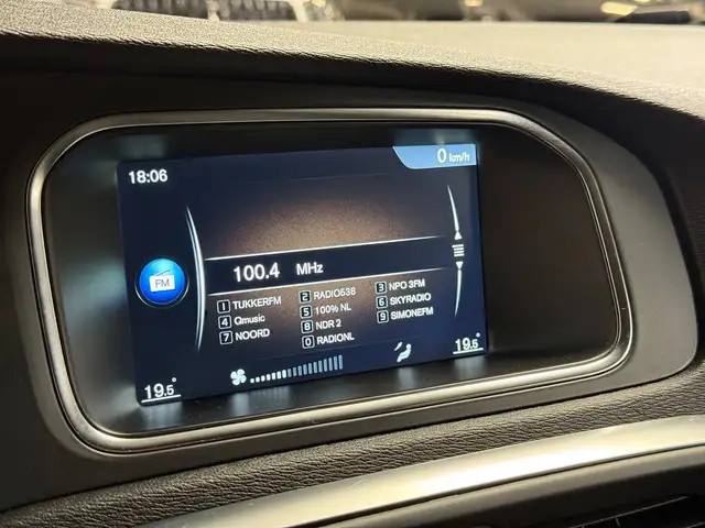 Volvo V40 Cross Country view 18