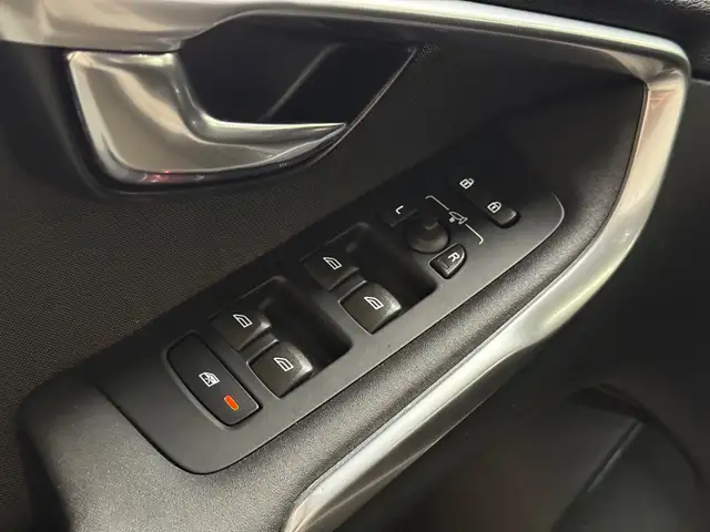 Volvo V40 Cross Country view 13