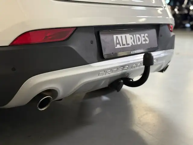 Volvo V40 Cross Country view 9