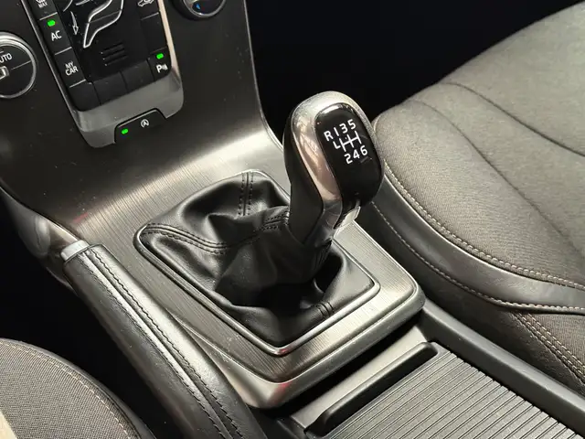 Volvo V40 Cross Country view 23