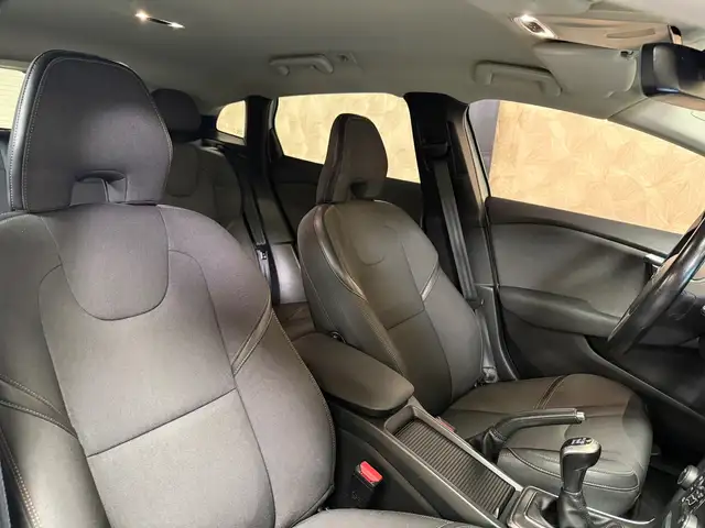 Volvo V40 Cross Country view 10