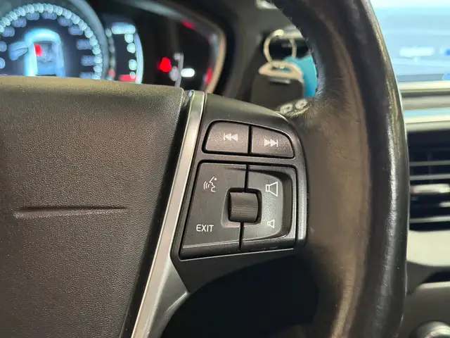 Volvo V40 Cross Country view 16