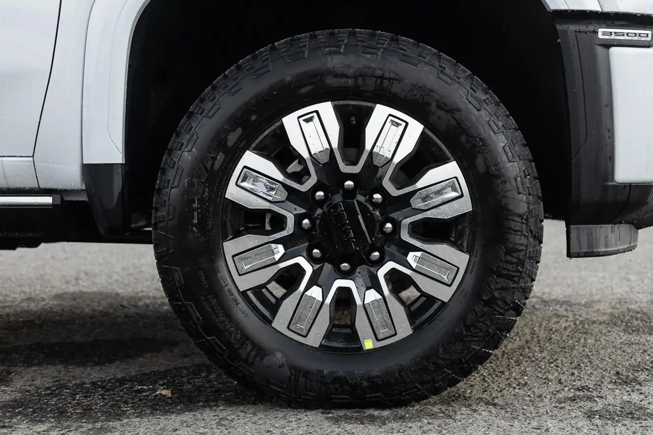 GMC Sierra 3500HD снимка GMC Sierra 3500HD