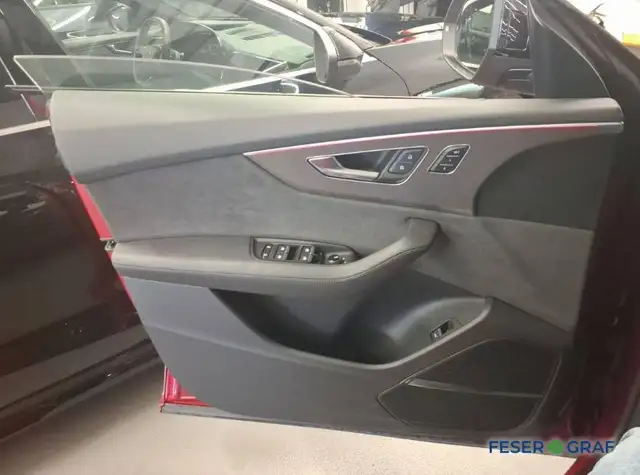 Audi RS Q8 view 5