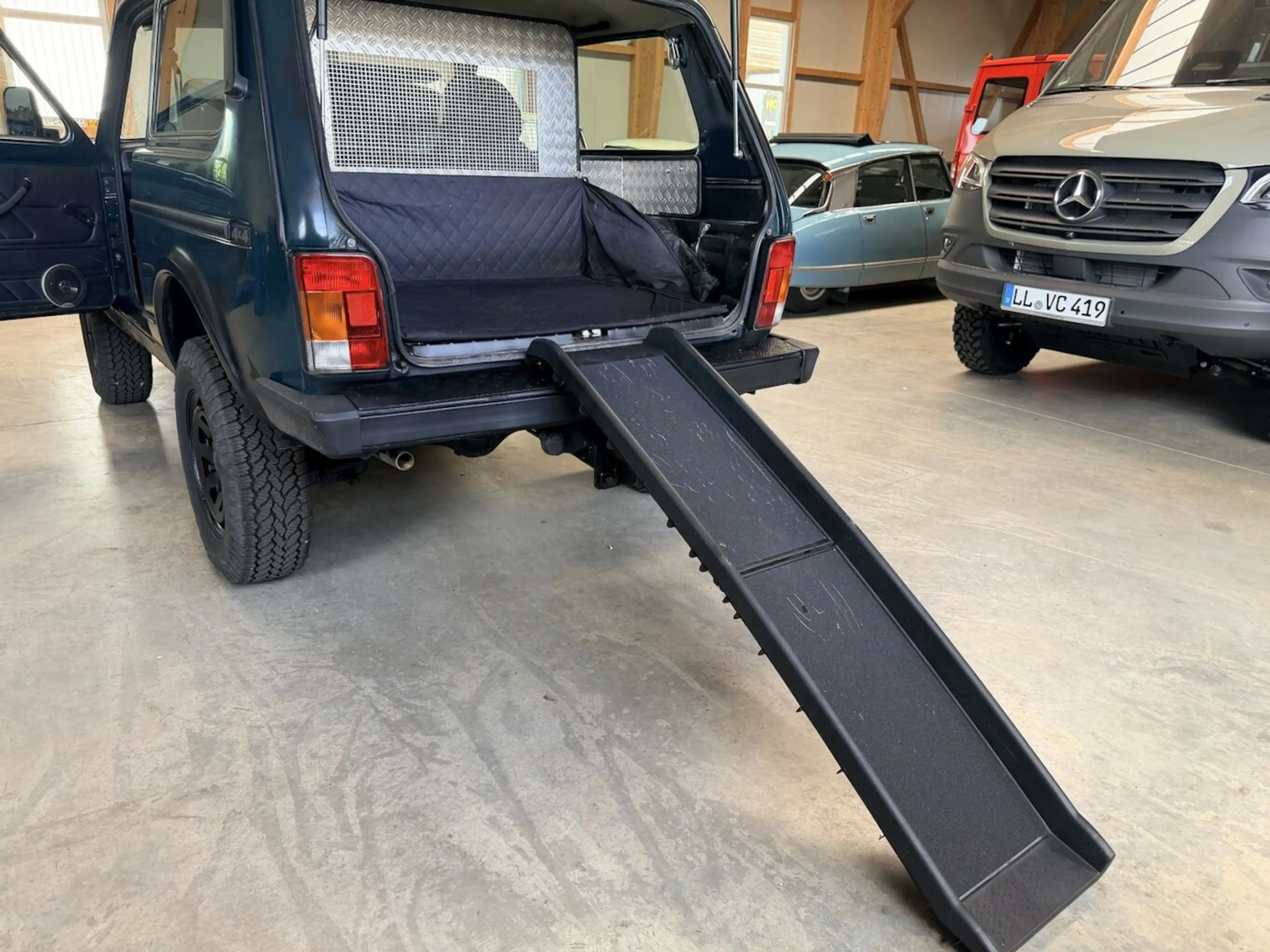 Lada Niva 1.7i 4x4 Winde AHK LED Hundeleiter — photo 4