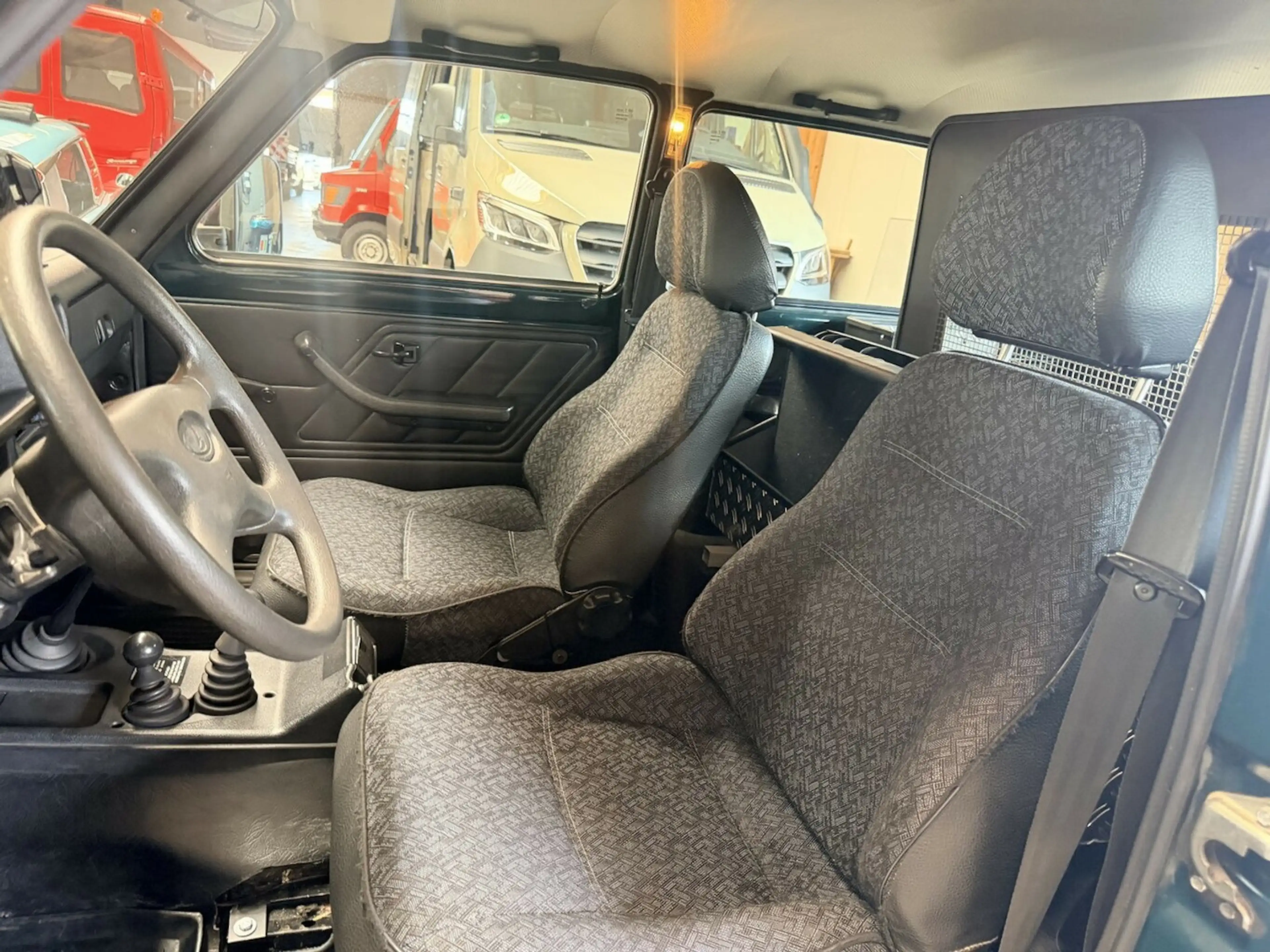 Lada Niva 1.7i 4x4 Winde AHK LED Hundeleiter — photo 12