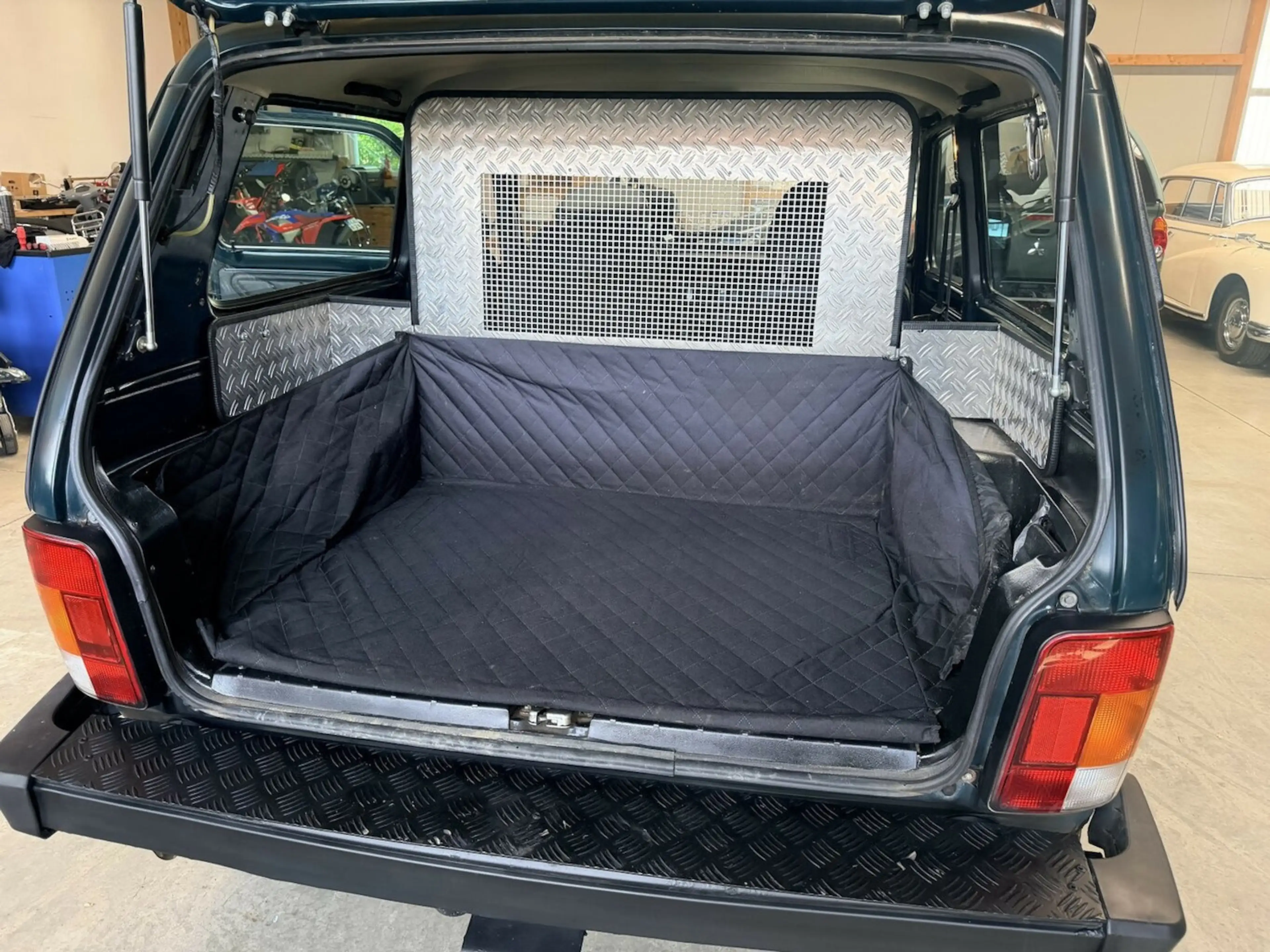 Lada Niva 1.7i 4x4 Winde AHK LED Hundeleiter — photo 15