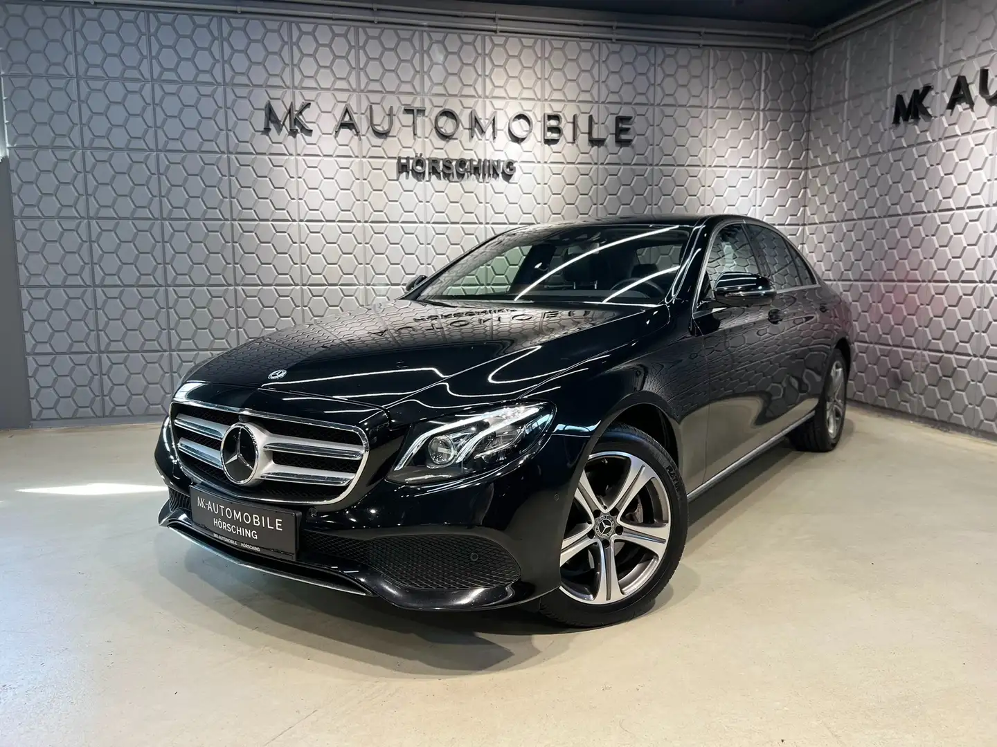 Mercedes-Benz E 220 E 220 d 4Matic*HUD*64 FARBE*360*ISOFIX*ADVANTGARDE Schwarz - 1