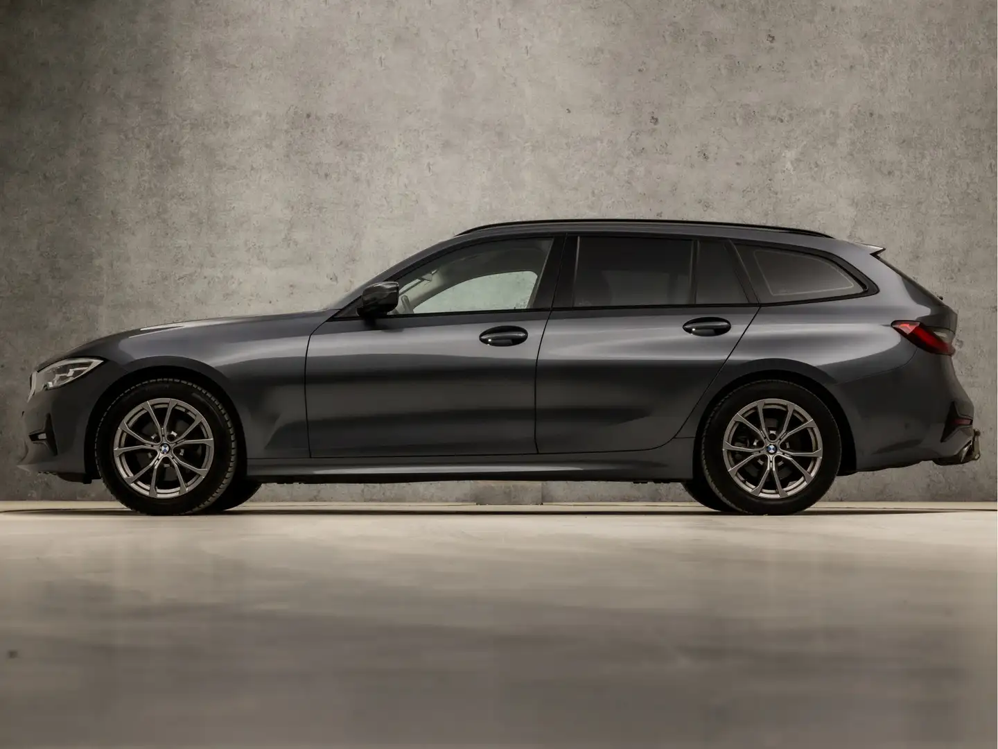BMW 320 3-serie Touring 320i Sportline Shadow 184Pk Automa Grijs - 2