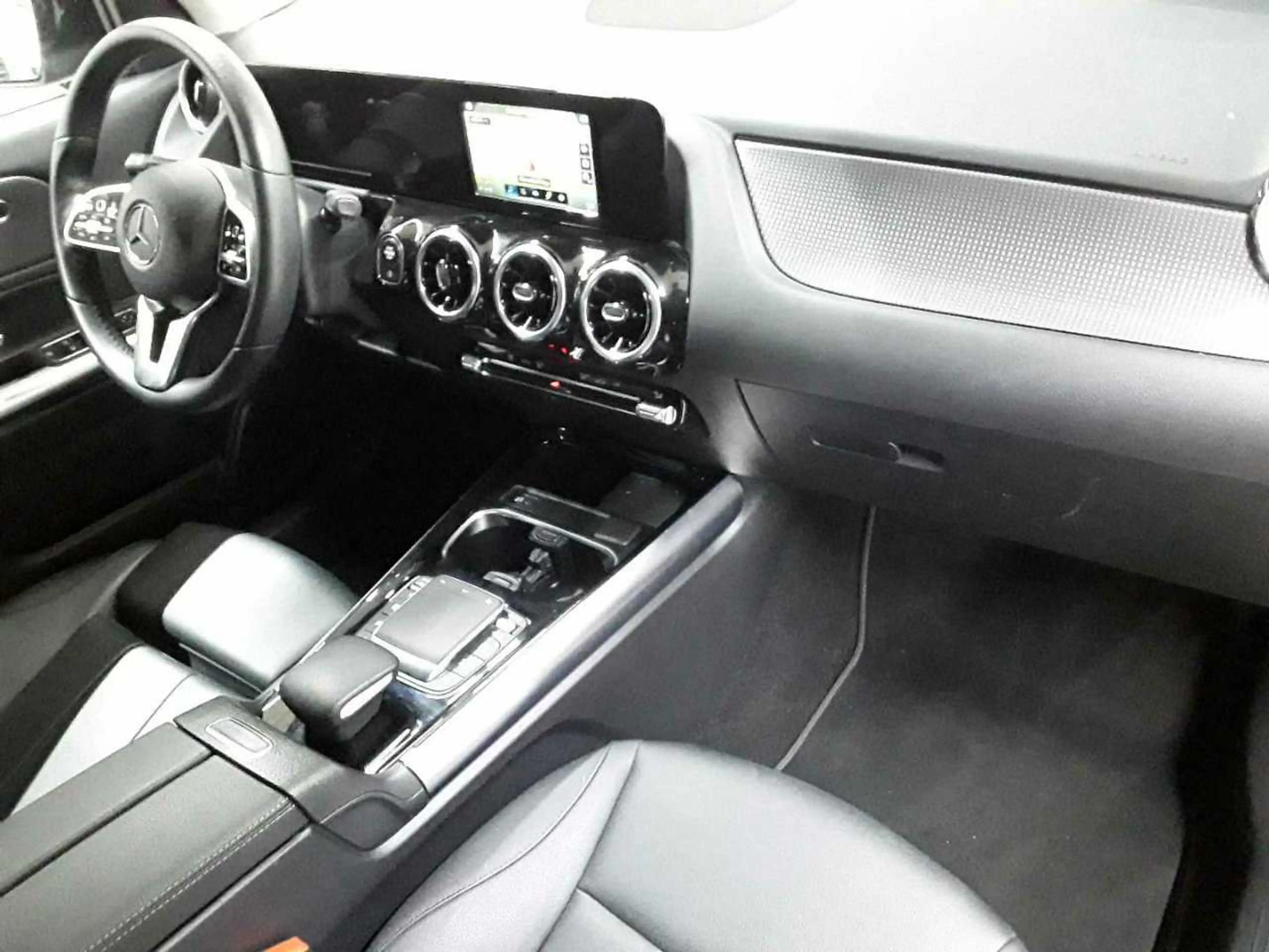 Mercedes-Benz GLA 180 GLA 180 7G-Progressive LED BusiP MBUXP — photo 9