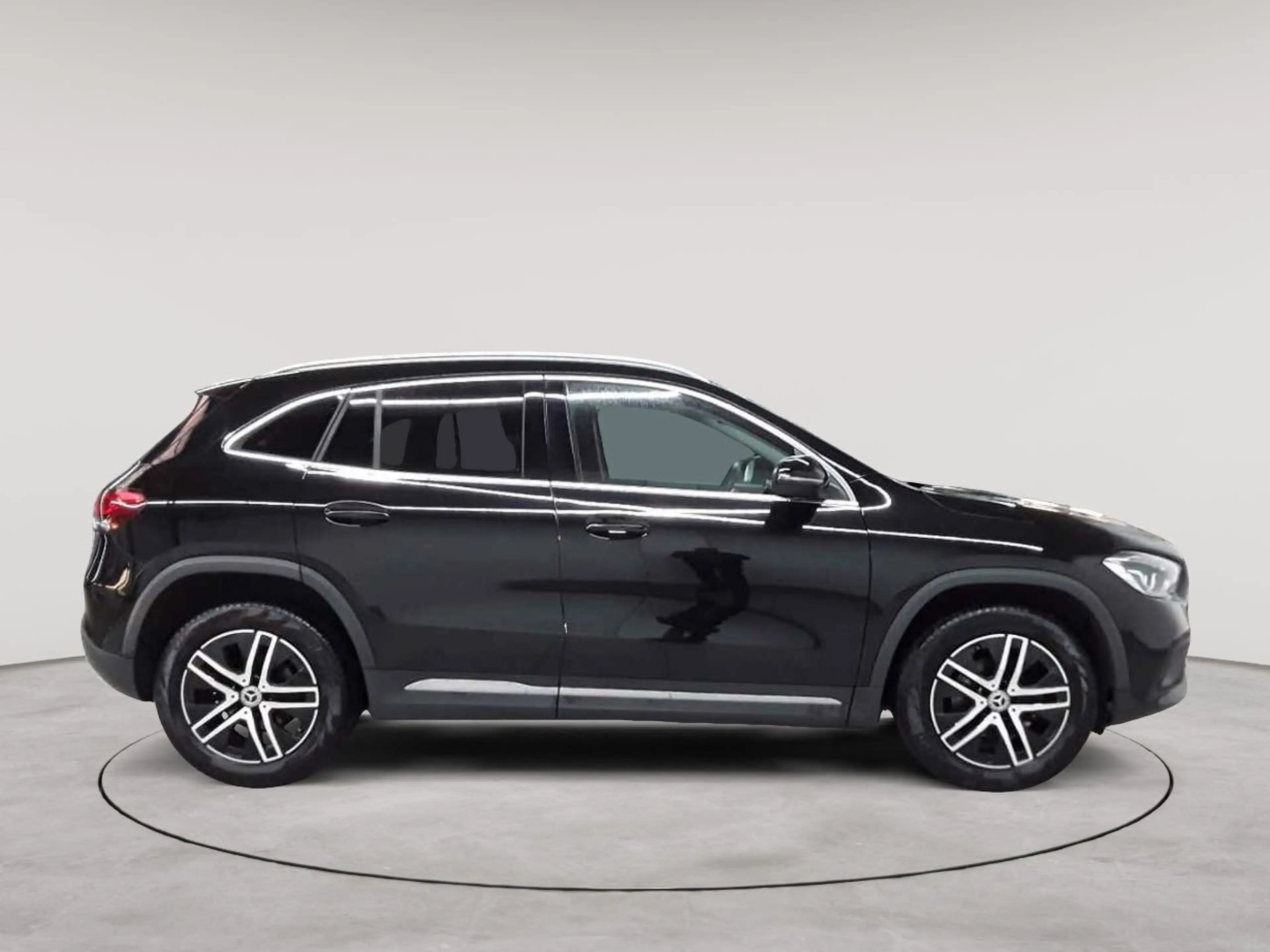 Mercedes-Benz GLA 180 GLA 180 7G-Progressive LED BusiP MBUXP — photo 3