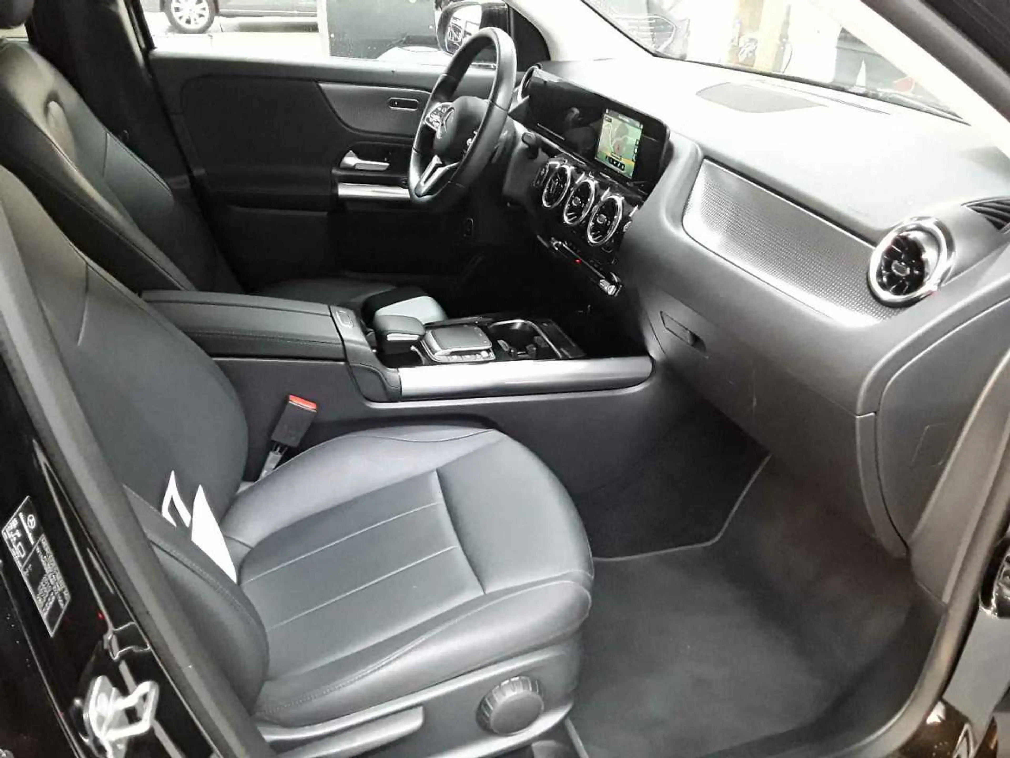 Mercedes-Benz GLA 180 GLA 180 7G-Progressive LED BusiP MBUXP — photo 8