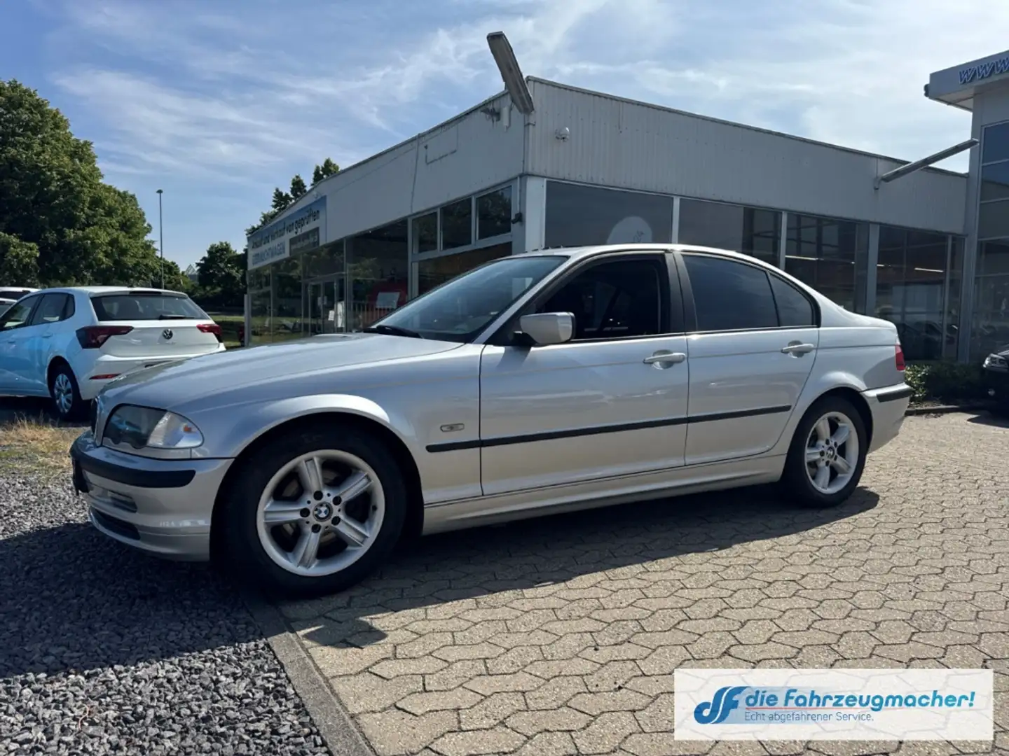 BMW 318 i Klimaautom SD PDC Alu Sportfahrwerk Multif.Lenkr Silber - 2