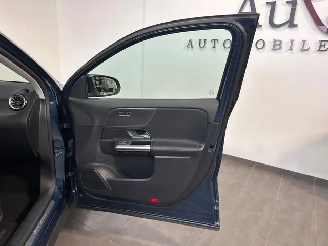 Mercedes-Benz 250 view 7