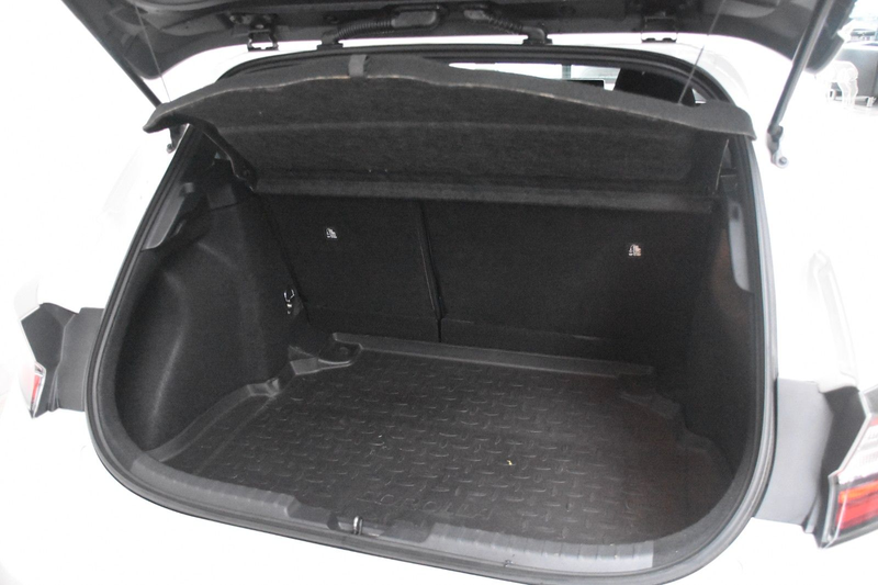 Toyota Corolla Hybrid Team D LED Kamera AppNavi Tempo — photo 6