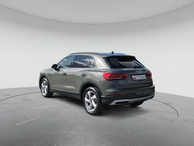 Audi Q3 view 3