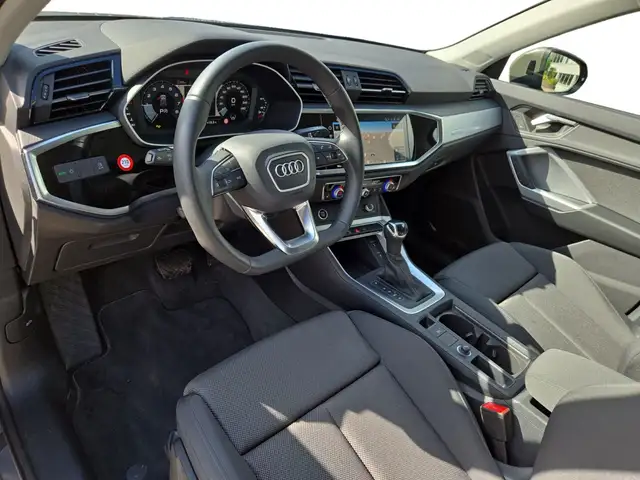 Audi Q3 view 4