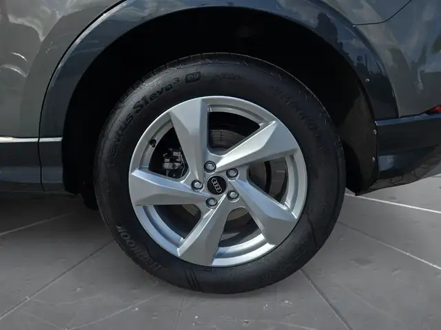 Audi Q3 view 15