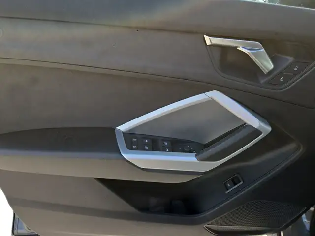 Audi Q3 view 11
