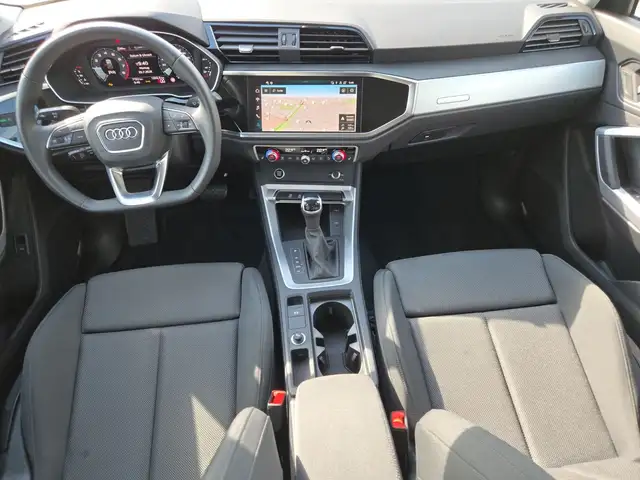Audi Q3 view 8