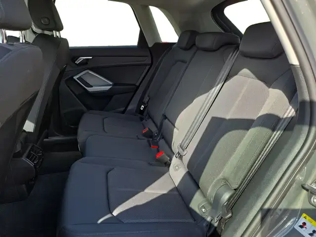 Audi Q3 view 10