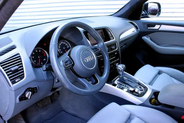 Audi Q5 view 10