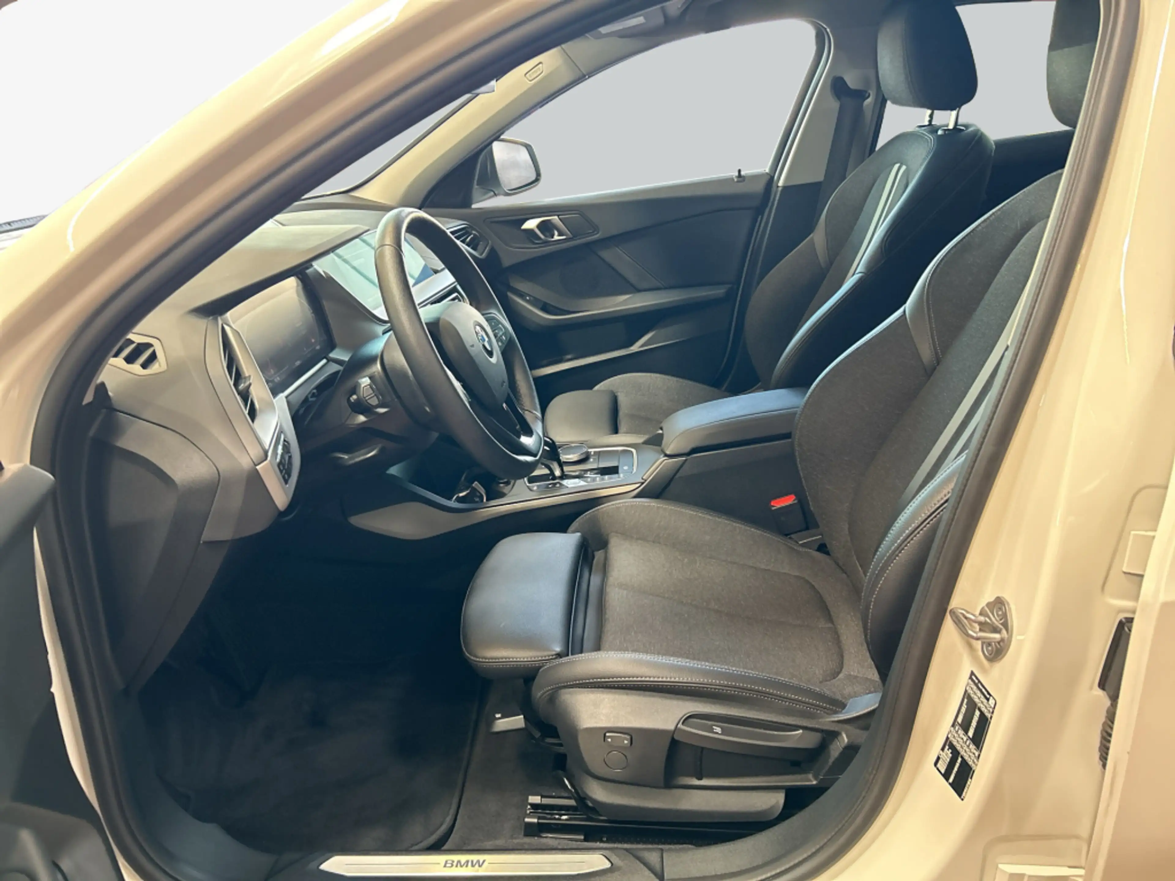 BMW 118 i Aut. Advantage, AHK, PDC, LED, SHZ — photo 10