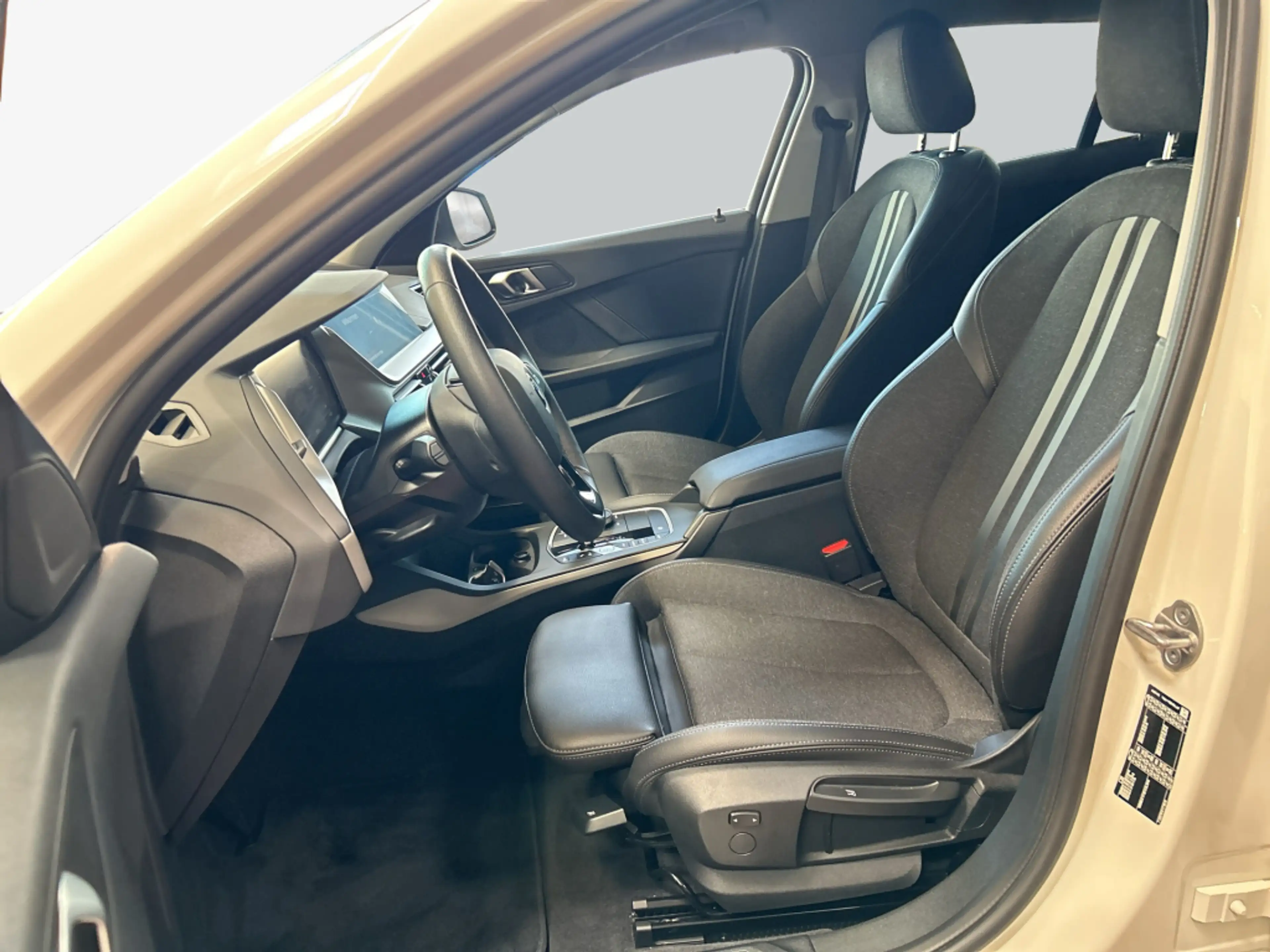 BMW 118 i Aut. Advantage, AHK, PDC, LED, SHZ — photo 11