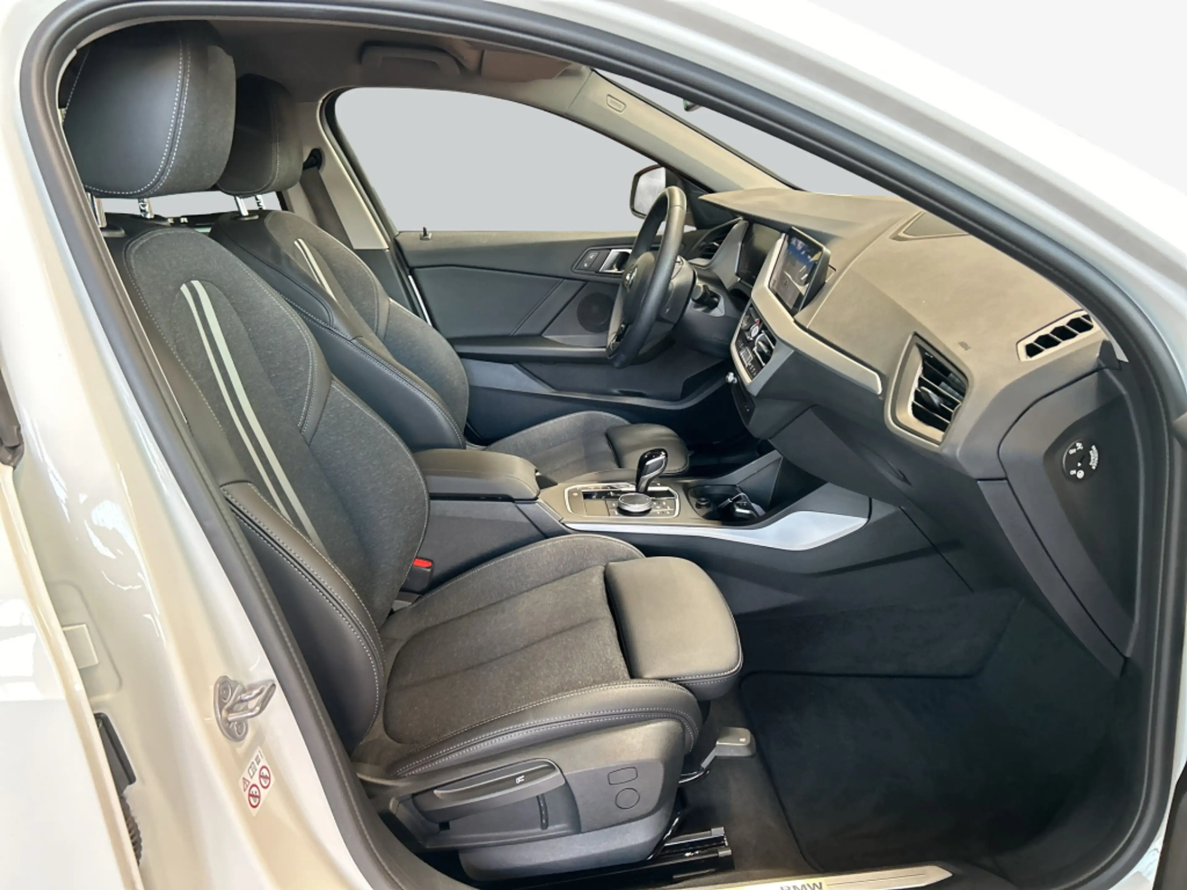 BMW 118 i Aut. Advantage, AHK, PDC, LED, SHZ — photo 13