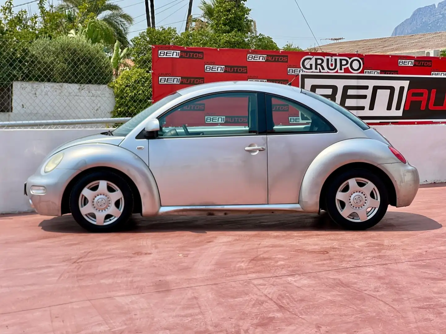 Volkswagen Beetle 2.0 Gris - 2