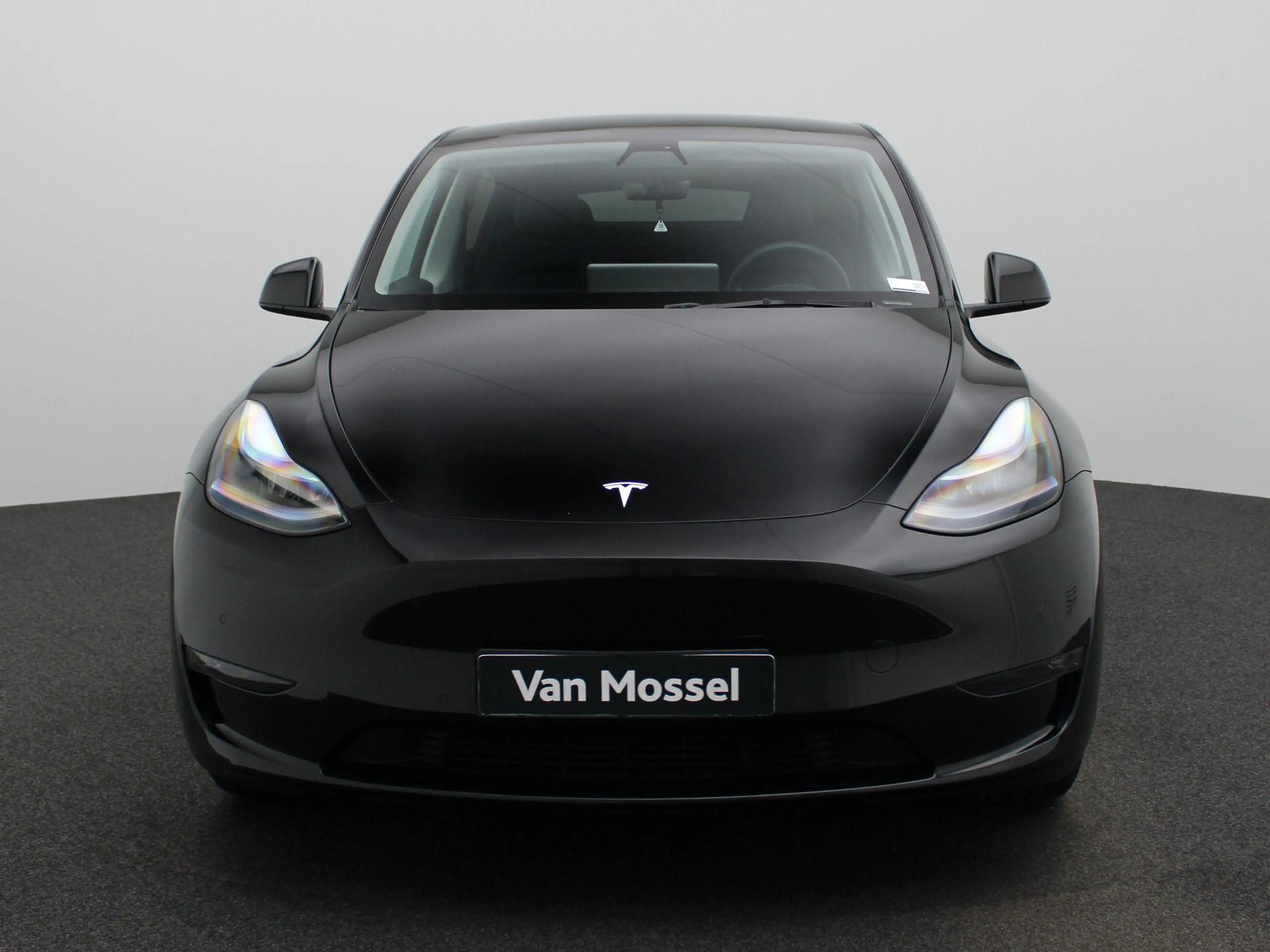 Tesla Model Y Long Range Dual Motor AWD — photo 3