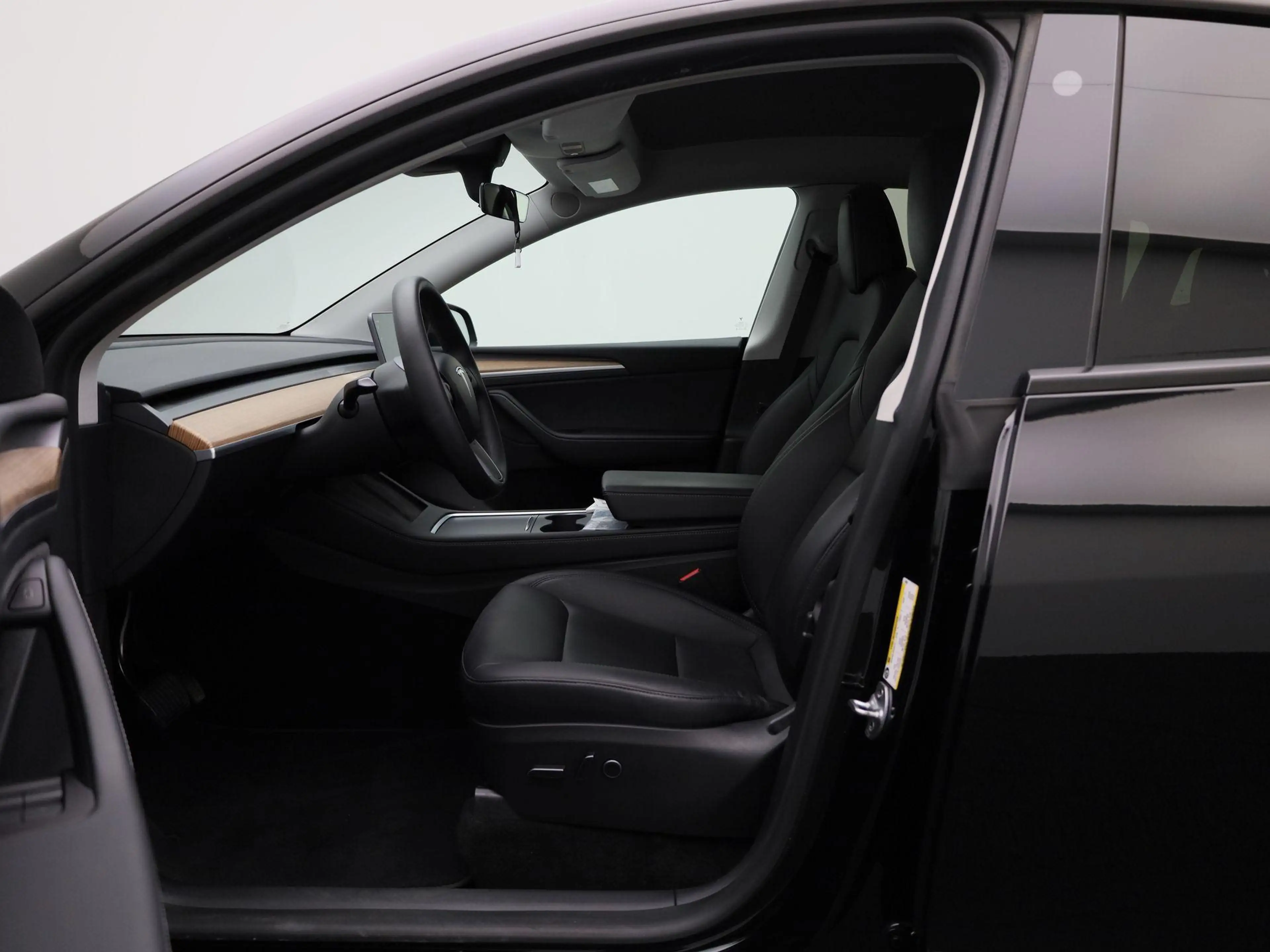 Tesla Model Y Long Range Dual Motor AWD — photo 9