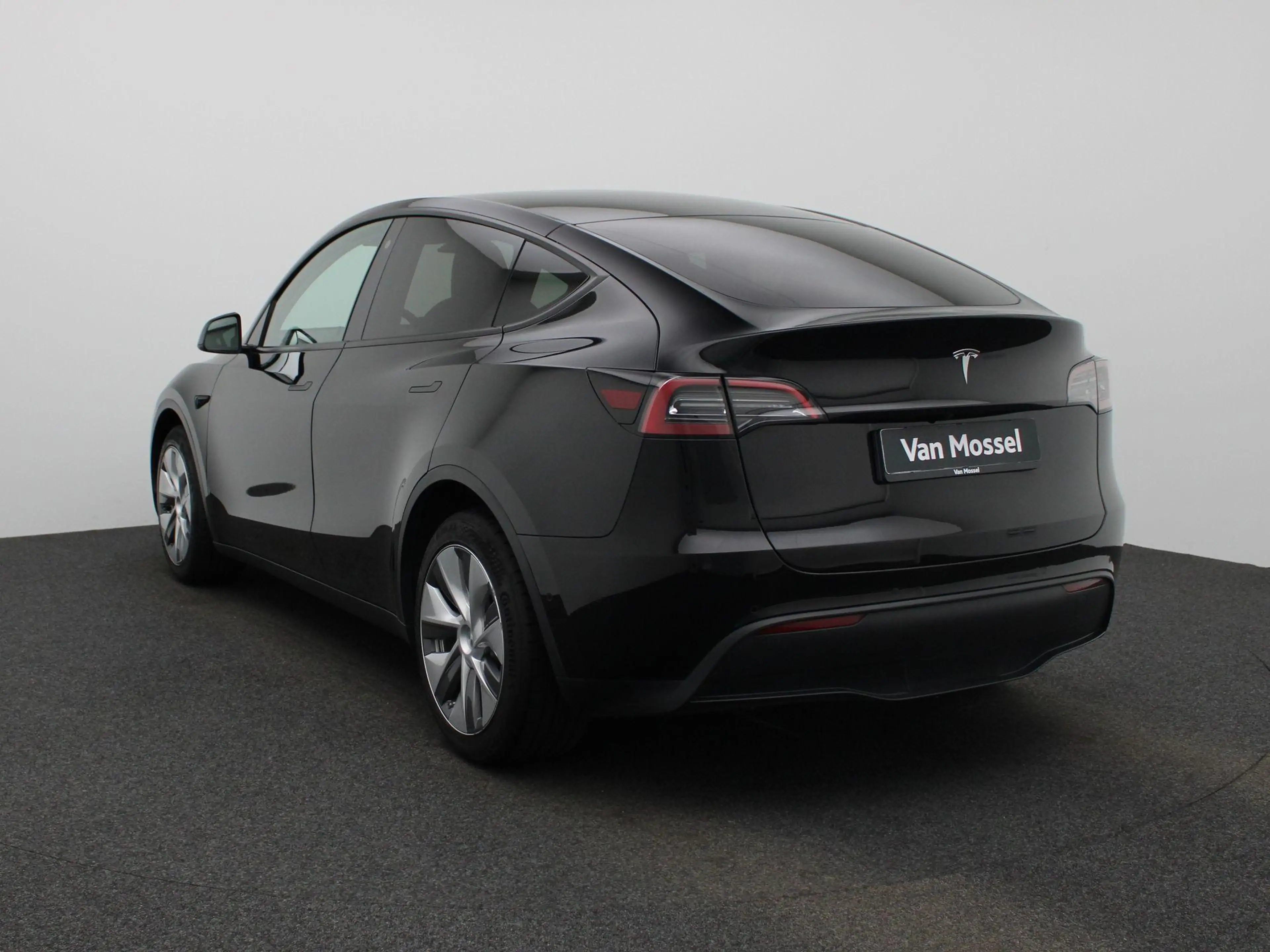 Tesla Model Y Long Range Dual Motor AWD — photo 2