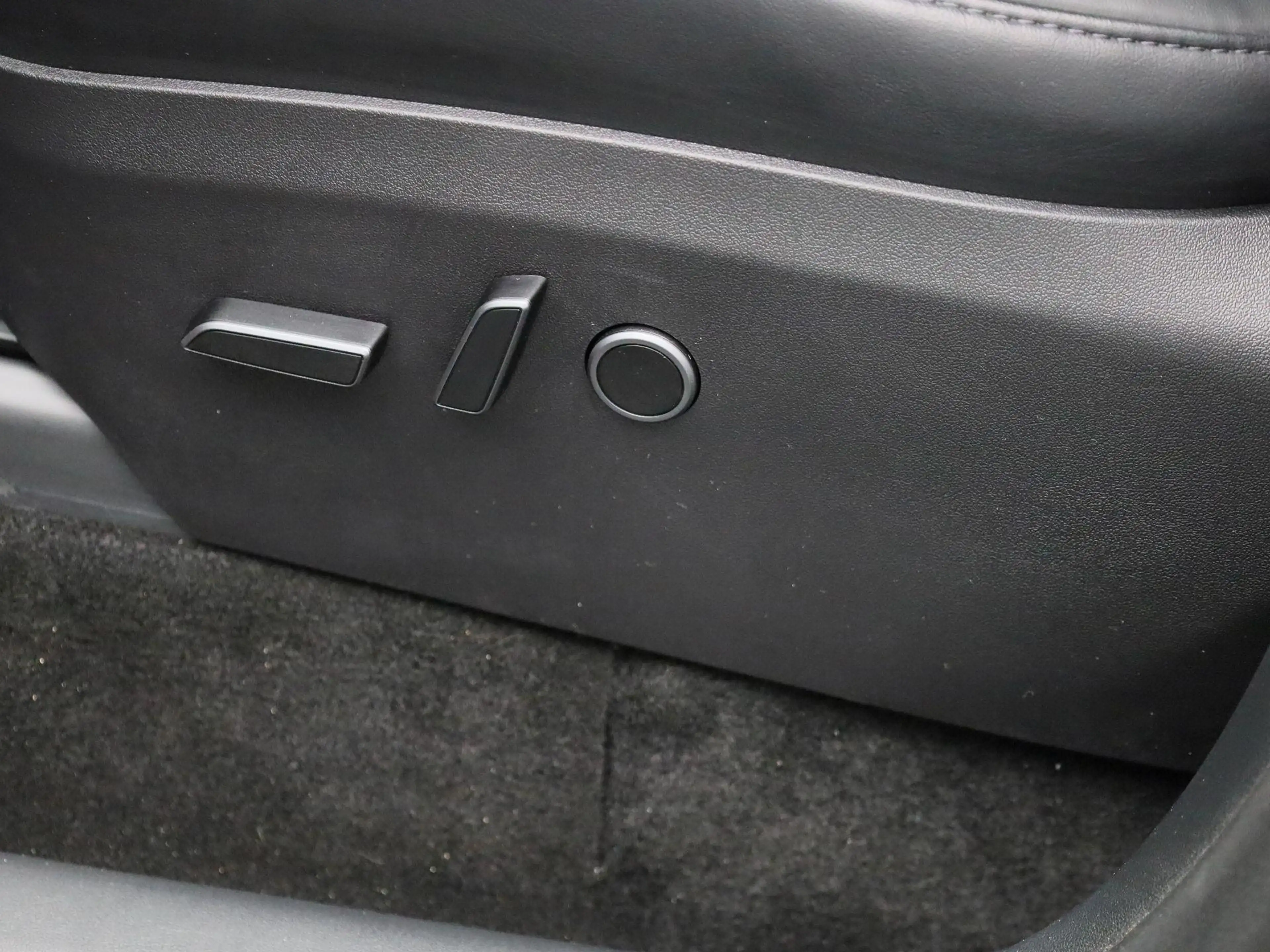 Tesla Model Y Long Range Dual Motor AWD — photo 30