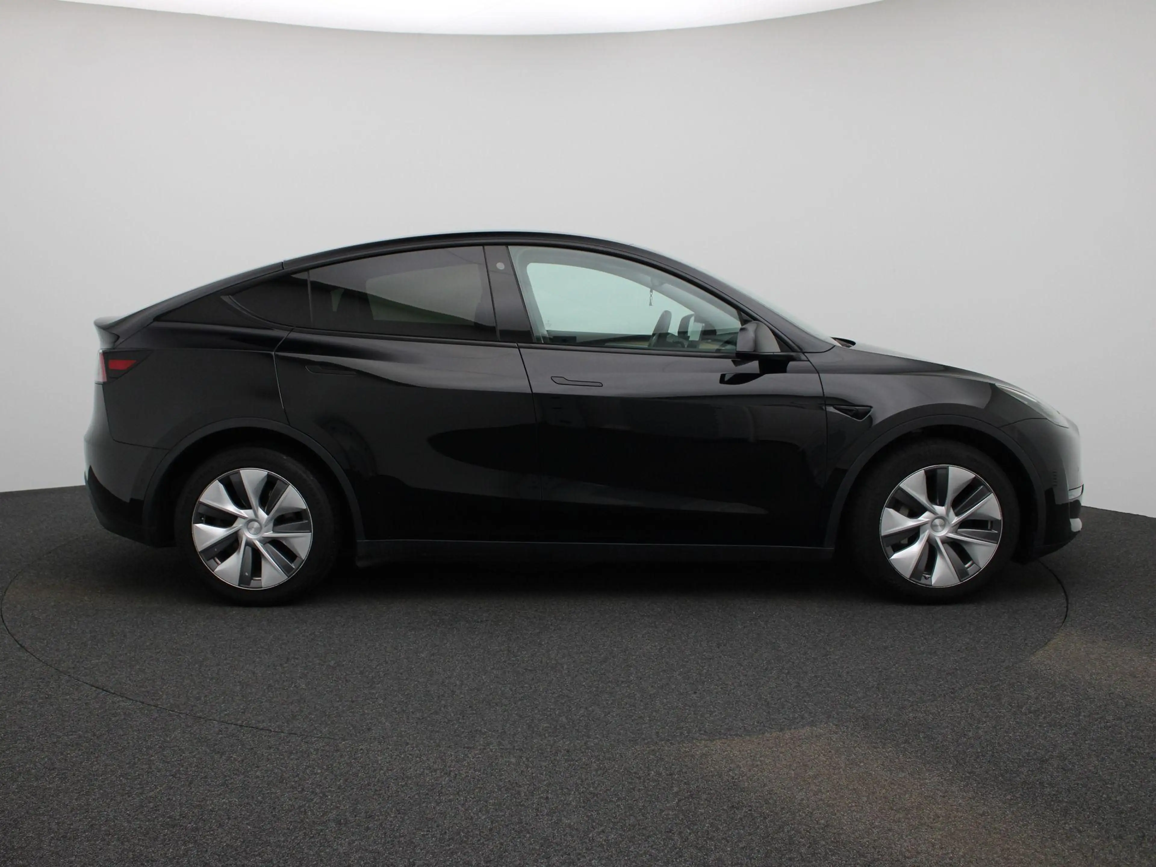 Tesla Model Y Long Range Dual Motor AWD — photo 6