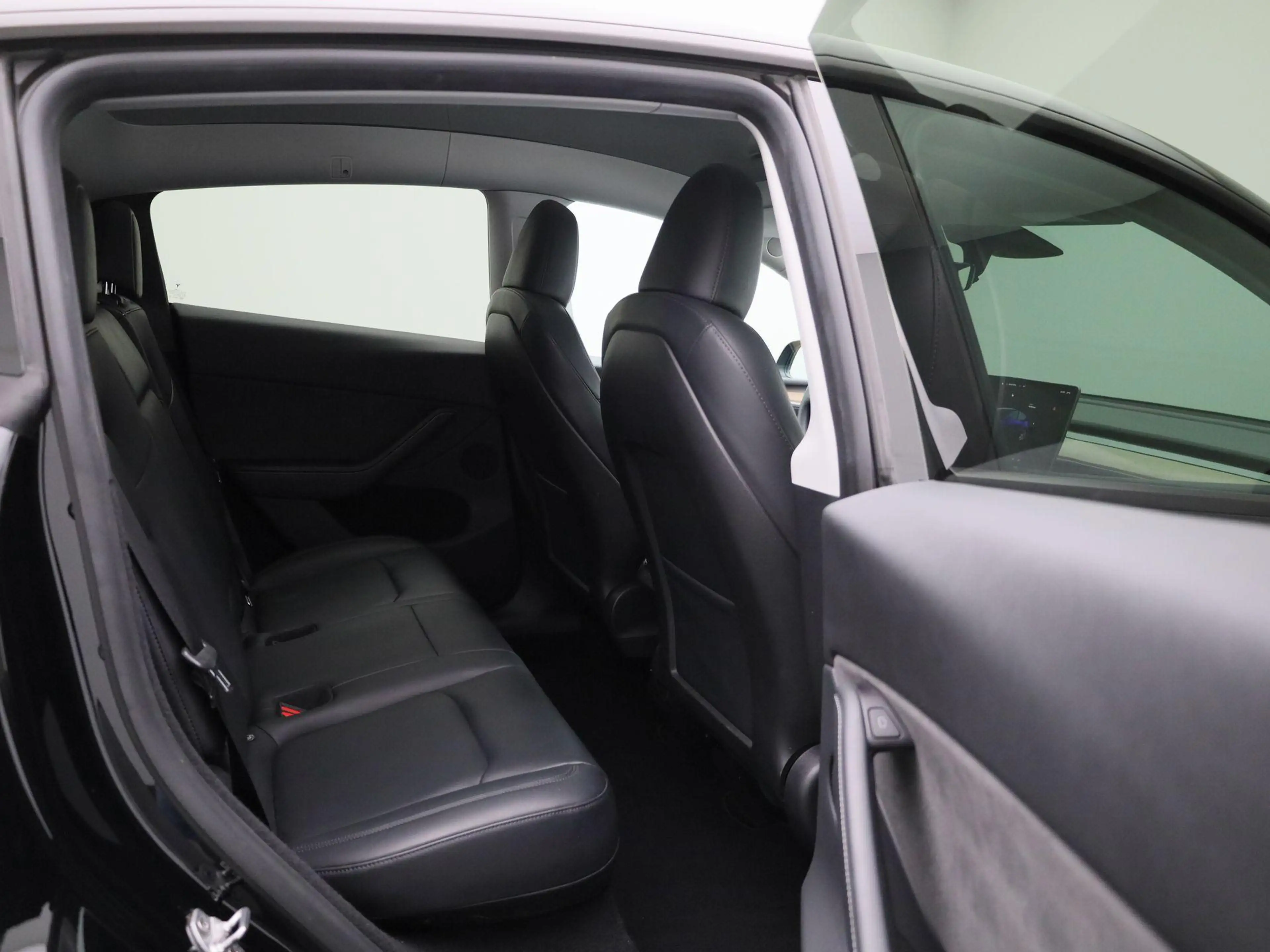 Tesla Model Y Long Range Dual Motor AWD — photo 36